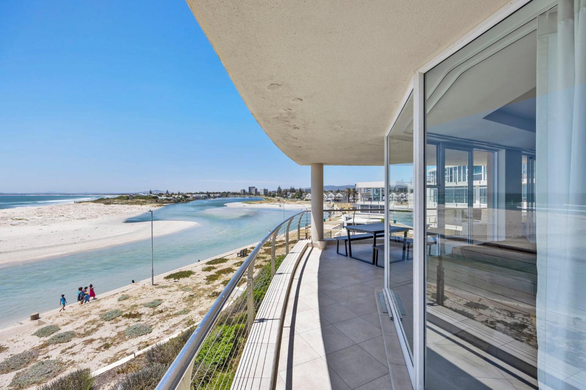 Lagoon Luxury Apartment
